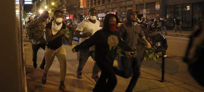 Τρίτη νύχτα επεισοδίων στο Σεντ Λούις μετά την αθώωση αστυνομικού για τον θάνατο πολίτη (βίντεο)